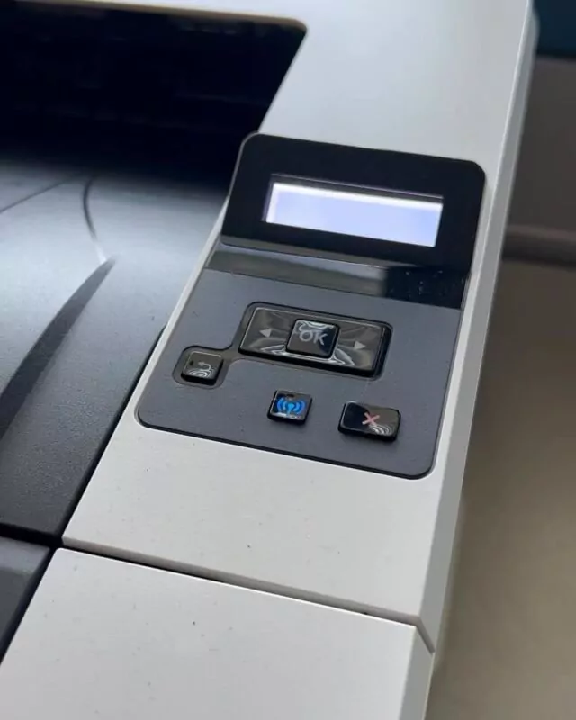 Die neue Serie von HP stellt seine Anforderungen an den Nutzer. Um in das Webinterface zu gelangen, muss die Maschine und der Nutzer auf der HP Seite registriert werden. Das nimmt ca. 20-30 Minuten Zeit in Anspruch. Da geht es mir jetzt noch gar nicht um den Zeitaufwand… sondern warum muss heute alles und jeder auf irgendwelchen Plattformen registriert und gespeichert werden. Jetzt kann man nichtmal einen Drucker kaufen und nutzen, ohne sich beim Hersteller zu identifizieren 🙈😤. Und dann, wenn endlich alles „positiv“ abgeschlossen ist, verursacht die neue Maschine einen Error. Jetzt erfolgt ein Austausch und dann beginnt der Prozess von vorne. 🧐