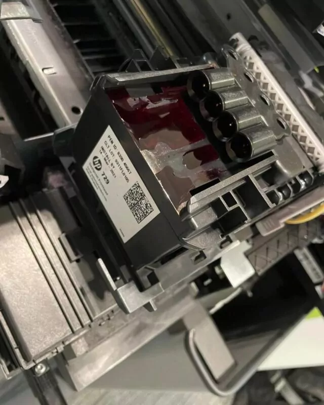 Sporadisches Plotterservice, verschobene Wartungsprozesse und stark frequentierter Betrieb führen meist dazu, dass der Plotter schon bald mit Störungen und fehlerhaften ausdrucken auf sich aufmerksam macht. Welche Plotterstörung liegt bei Ihnen aktuell vor?